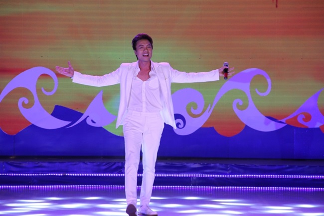 “Nữ thần bóng chuyền” U19 Sabina diện áo dài Việt Nam cực xinh