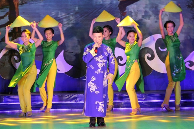 “Nữ thần bóng chuyền” U19 Sabina diện áo dài Việt Nam cực xinh