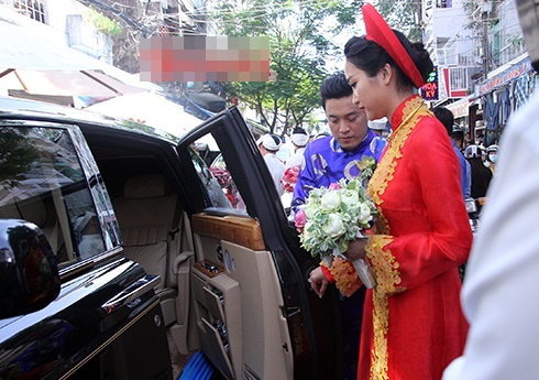 Cô dâu Yến Phương nhí nhảnh hôn tay chú rể Lam Trường