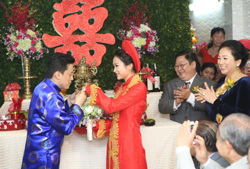 Cô dâu Yến Phương nhí nhảnh hôn tay chú rể Lam Trường