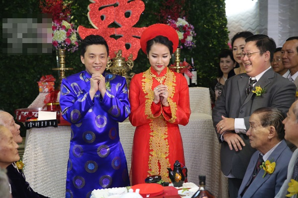 Cô dâu Yến Phương nhí nhảnh hôn tay chú rể Lam Trường