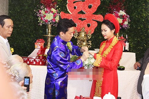 Cô dâu Yến Phương nhí nhảnh hôn tay chú rể Lam Trường