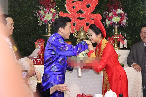 Cô dâu Yến Phương nhí nhảnh hôn tay chú rể Lam Trường