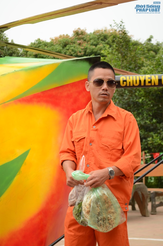 Quang Tèo, Trung Hiếu tiếp tục làm… đại gia chân đất