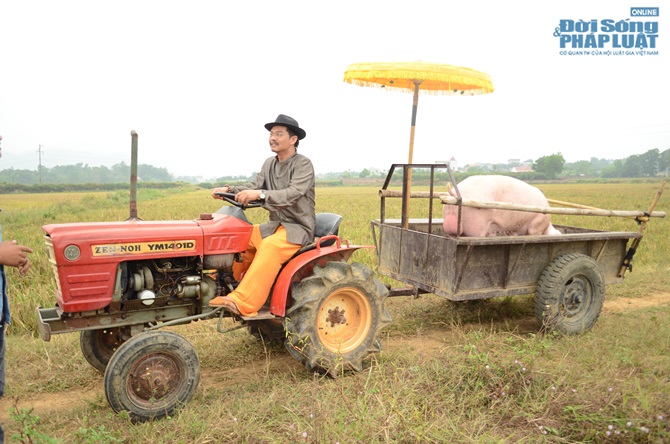 Quang Tèo, Trung Hiếu tiếp tục làm… đại gia chân đất