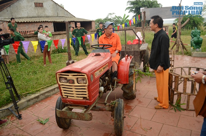 Quang Tèo, Trung Hiếu tiếp tục làm… đại gia chân đất