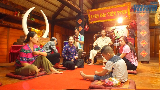 Quang Tèo, Trung Hiếu tiếp tục làm… đại gia chân đất