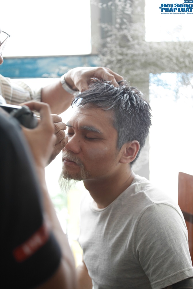 Khắc Việt mất một ngày để hóa trang thành ông lão U70