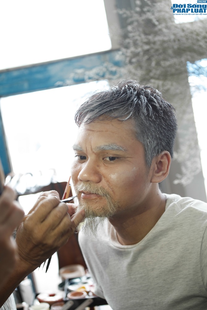 Khắc Việt mất một ngày để hóa trang thành ông lão U70