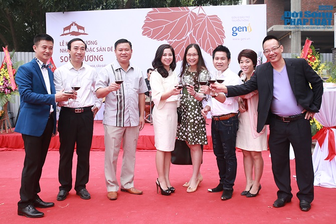 NSND Quang Thọ mừng học trò cũ Trọng Tấn lên chức ông chủ 