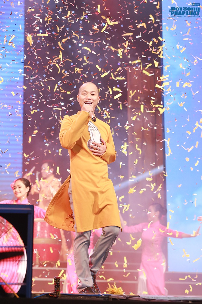 Quách Tuấn Du ôm mẹ khóc sau khi cạo đầu trên sân khấu