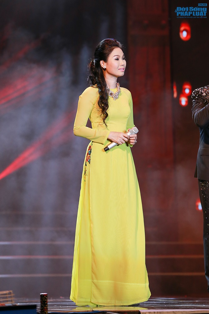 Quách Tuấn Du ôm mẹ khóc sau khi cạo đầu trên sân khấu