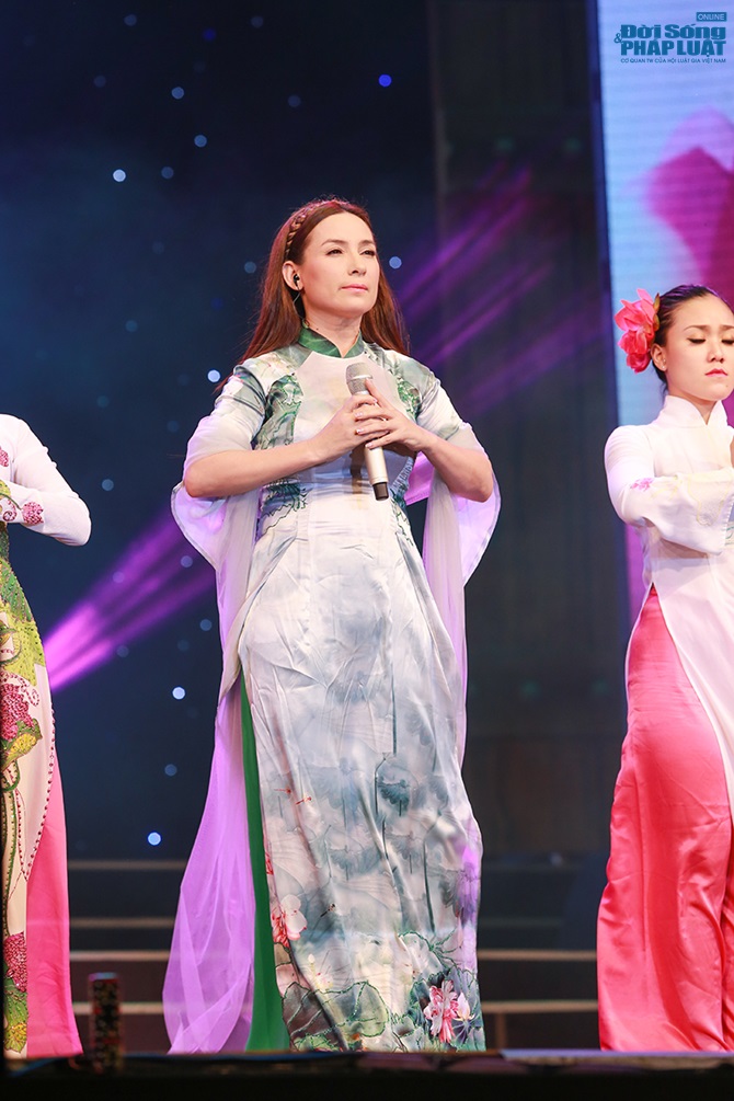 Quách Tuấn Du ôm mẹ khóc sau khi cạo đầu trên sân khấu