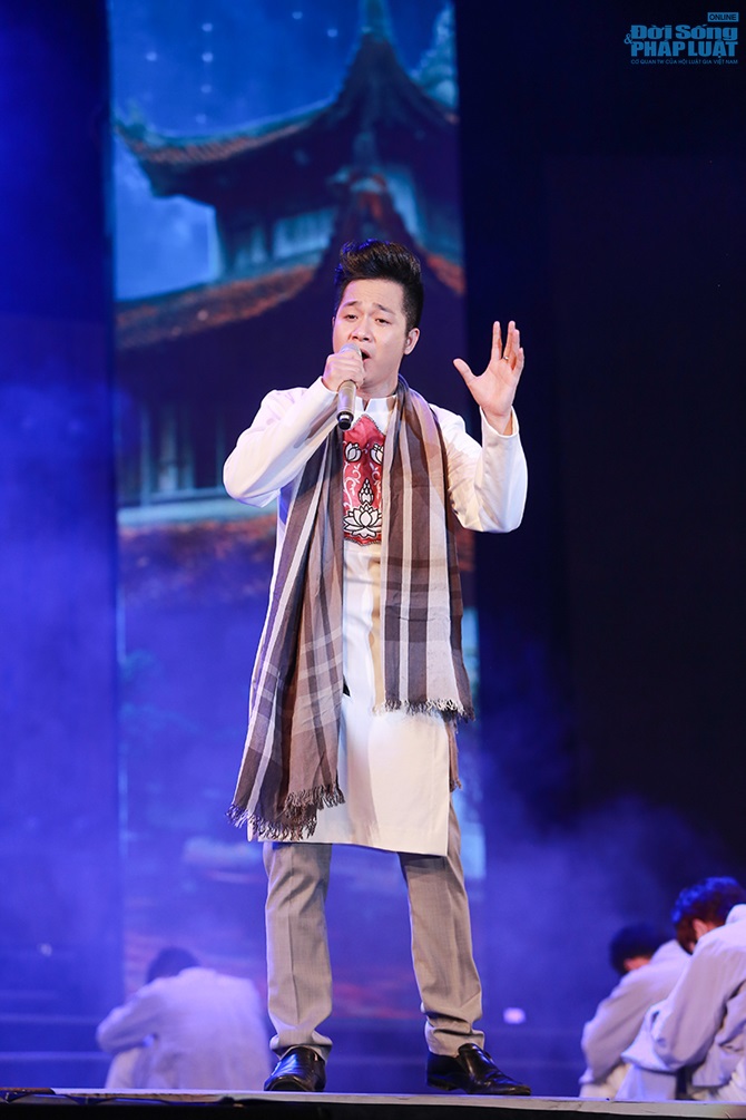 Quách Tuấn Du ôm mẹ khóc sau khi cạo đầu trên sân khấu