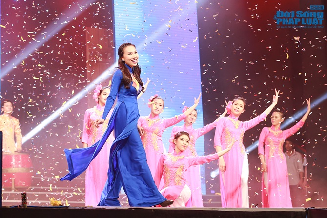 Quách Tuấn Du ôm mẹ khóc sau khi cạo đầu trên sân khấu