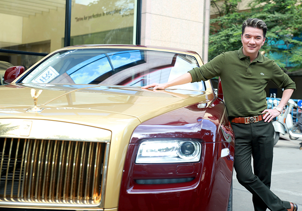Đàm Vĩnh Hưng chơi sang mang Rolls Royce mạ vàng lên sân khấu