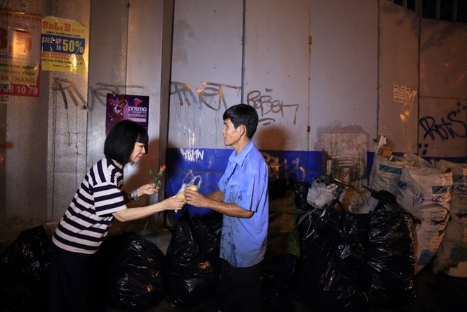 Danh ca Bạch Yến tặng bánh mỳ cho người nghèo