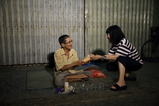 Danh ca Bạch Yến tặng bánh mỳ cho người nghèo