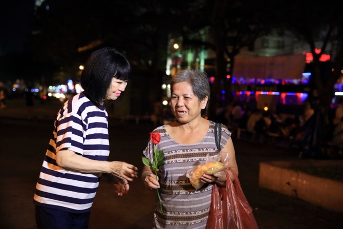 Danh ca Bạch Yến tặng bánh mỳ cho người nghèo