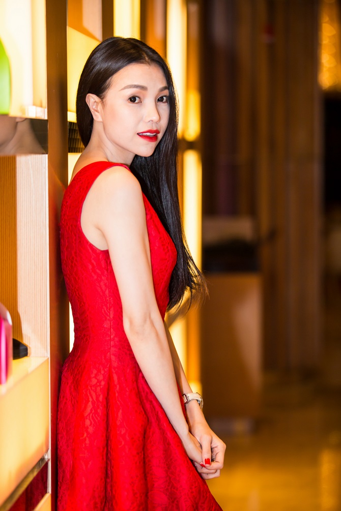 Trà Ngọc Hằng quyến rũ sắc đỏ bên nam ca sĩ Nguyễn Hưng