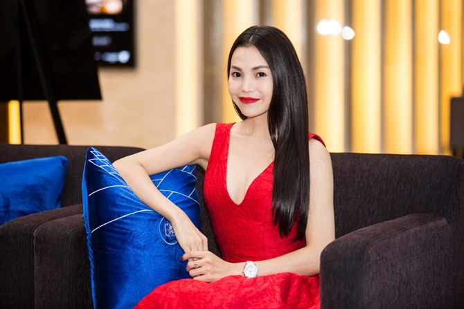 Trà Ngọc Hằng quyến rũ sắc đỏ bên nam ca sĩ Nguyễn Hưng