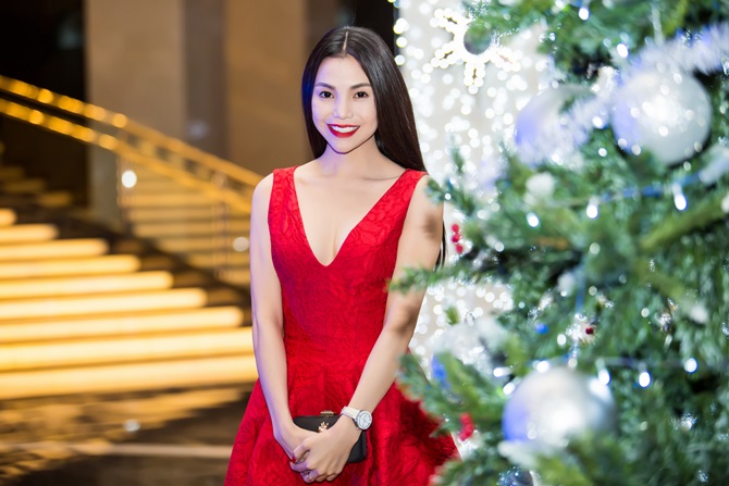 Trà Ngọc Hằng quyến rũ sắc đỏ bên nam ca sĩ Nguyễn Hưng