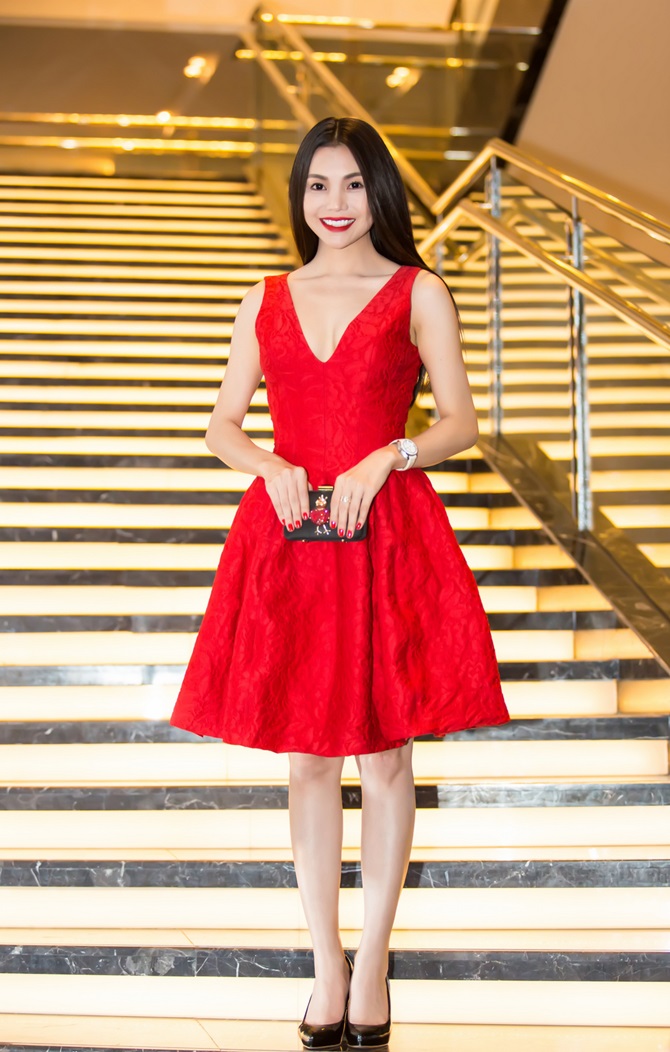 Trà Ngọc Hằng quyến rũ sắc đỏ bên nam ca sĩ Nguyễn Hưng