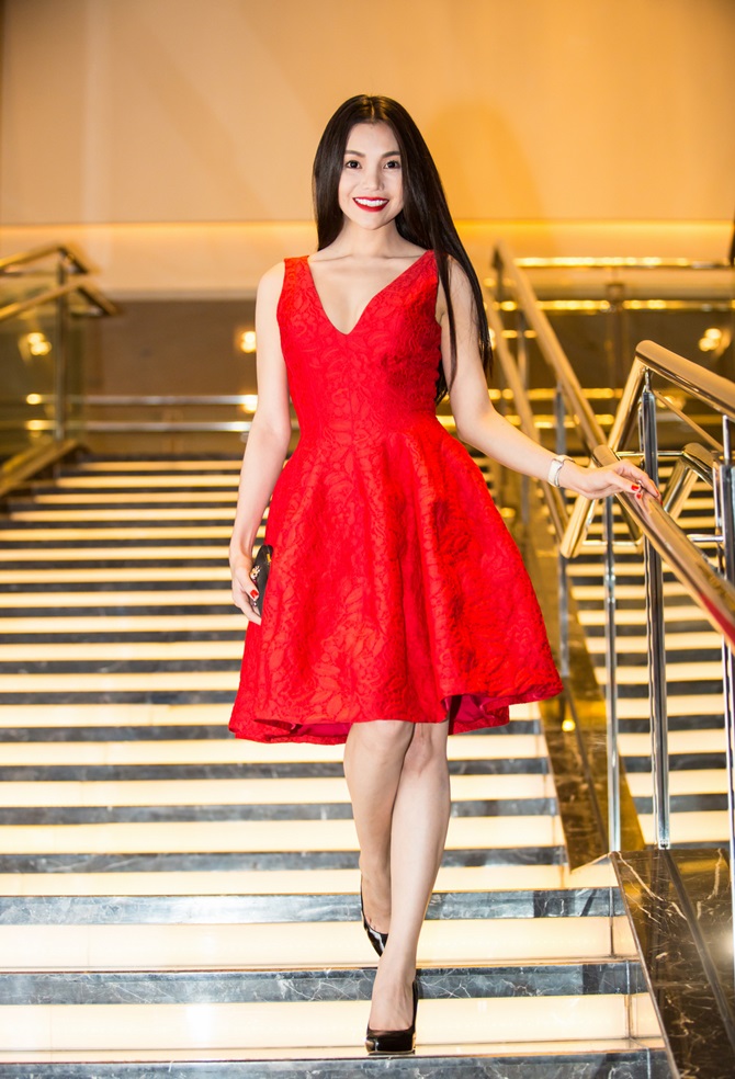 Trà Ngọc Hằng quyến rũ sắc đỏ bên nam ca sĩ Nguyễn Hưng