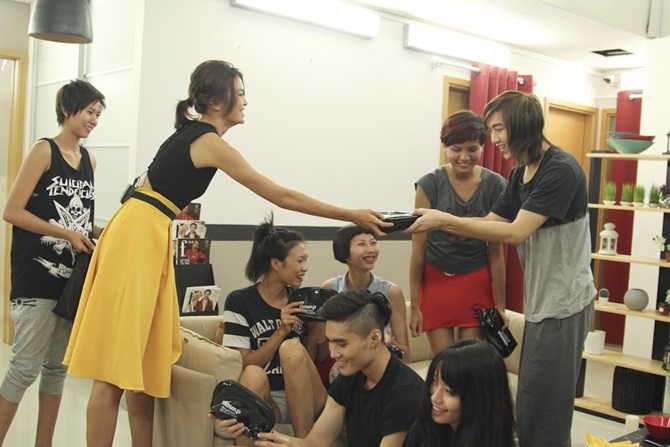 Mâu Thủy bất ngờ xuất hiện trong ngôi nhà chung VNTM 2014