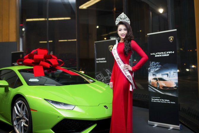 Hoa hậu Jennifer Chung diện áo dài đỏ tạo dáng bên xế hộp