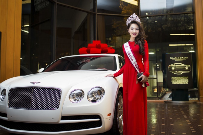 Hoa hậu Jennifer Chung diện áo dài đỏ tạo dáng bên xế hộp