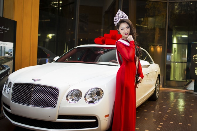 Hoa hậu Jennifer Chung diện áo dài đỏ tạo dáng bên xế hộp