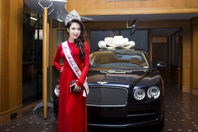 Hoa hậu Jennifer Chung diện áo dài đỏ tạo dáng bên xế hộp