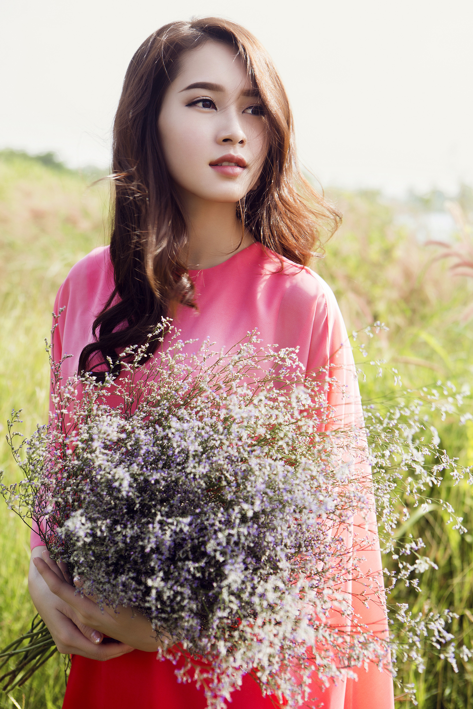 Hoa hậu Thu Thảo đẹp tinh khôi, thả hồn vào thiên nhiên thơ mộng