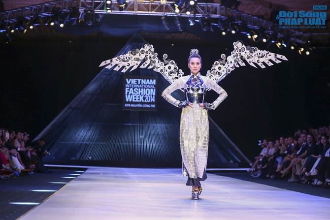 Thanh Hằng diện áo dài cách tân, đeo đôi cánh 