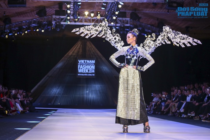 Thanh Hằng diện áo dài cách tân, đeo đôi cánh 