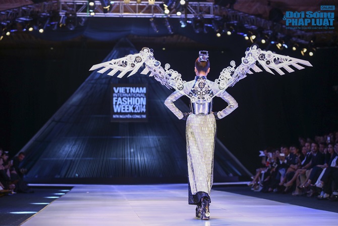 Thanh Hằng diện áo dài cách tân, đeo đôi cánh 