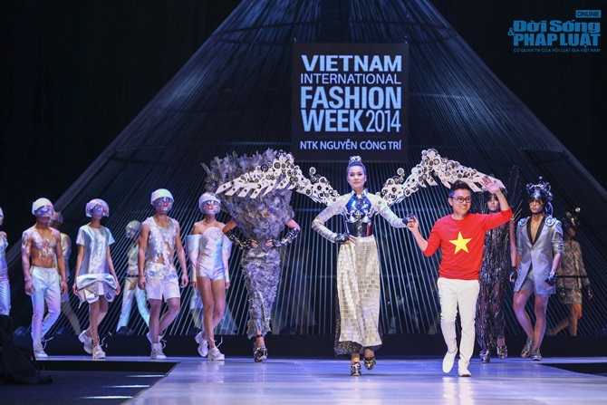 Thanh Hằng diện áo dài cách tân, đeo đôi cánh 