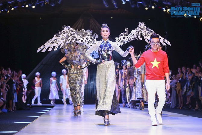 Thanh Hằng diện áo dài cách tân, đeo đôi cánh 