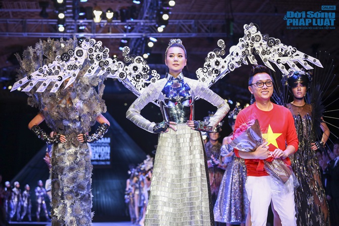 Thanh Hằng diện áo dài cách tân, đeo đôi cánh 