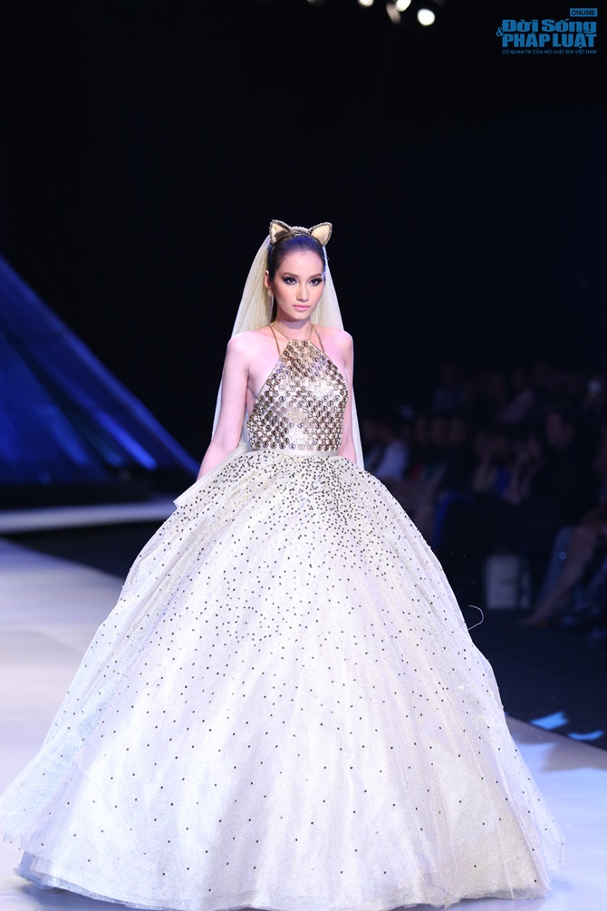 Trúc Diễm hóa miêu nữ xinh đẹp trên sàn catwalk