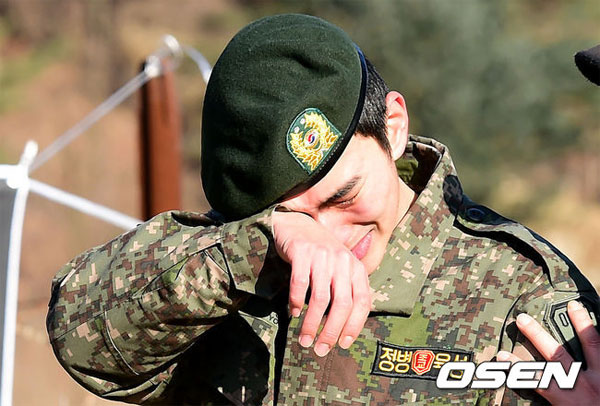Yoo Seung Ho khóc nức nở ngày xuất ngũ