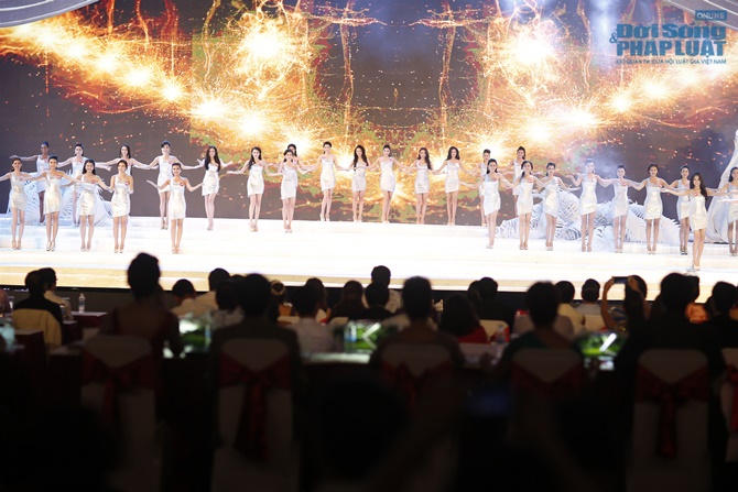 Trực tiếp Chung kết Hoa hậu Việt Nam: Phần thi áo tắm