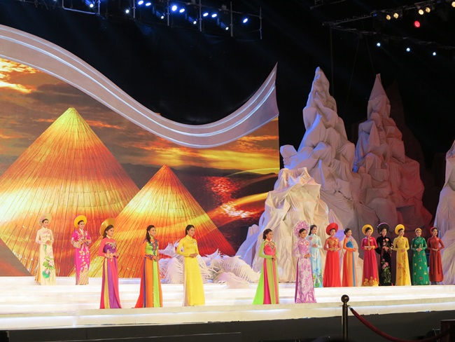 Trực tiếp Chung kết Hoa hậu Việt Nam 2014: Thí sinh diễn áo dài