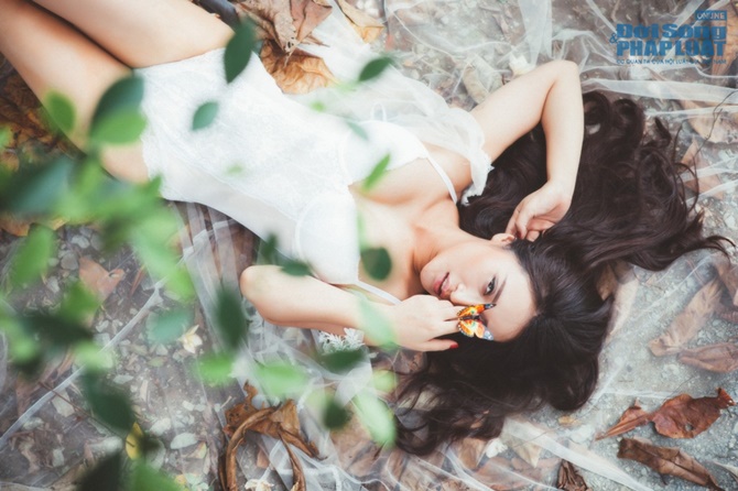 Diễn viên Hải Âu gợi cảm trong nắng sớm