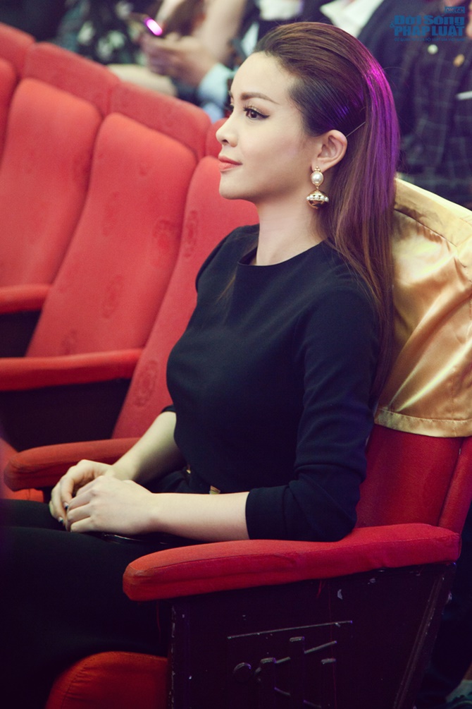 Yến Trang thanh lịch, kín đáo mà vẫn đẹp rạng ngời