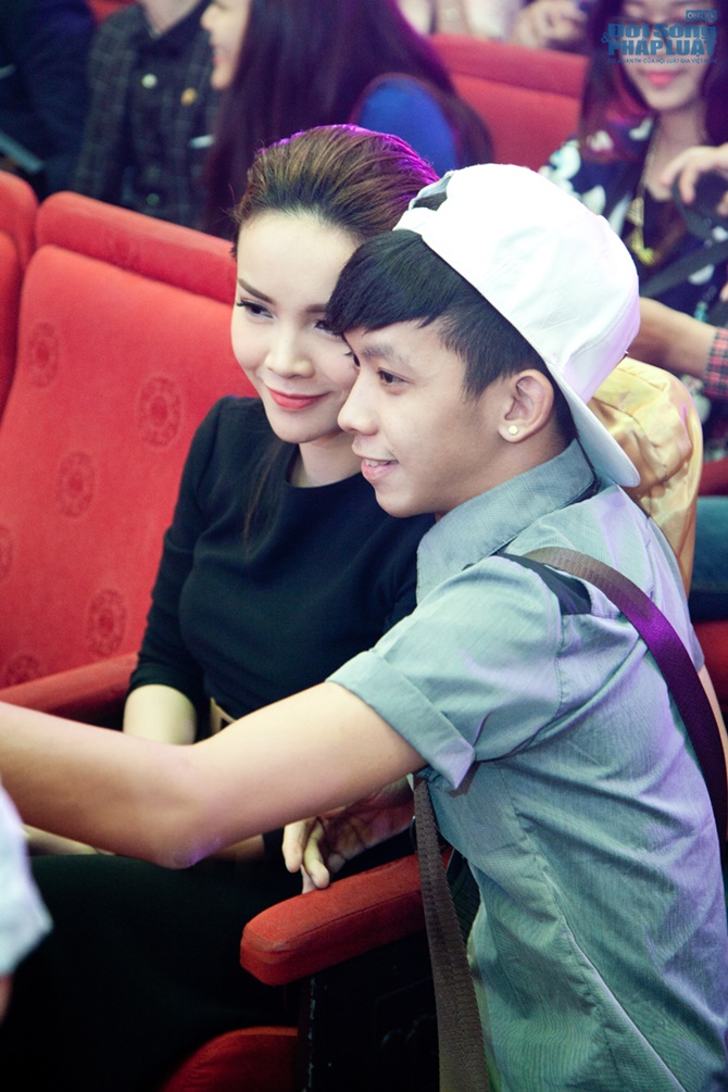 Yến Trang thanh lịch, kín đáo mà vẫn đẹp rạng ngời