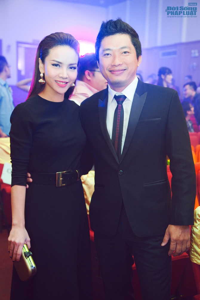 Yến Trang thanh lịch, kín đáo mà vẫn đẹp rạng ngời