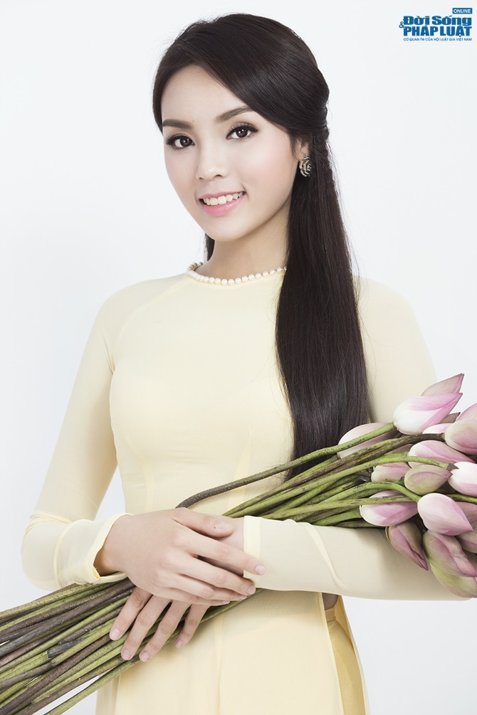 Hoa hậu Nguyễn Cao Kỳ Duyên diện áo dài e ấp bên hoa sen