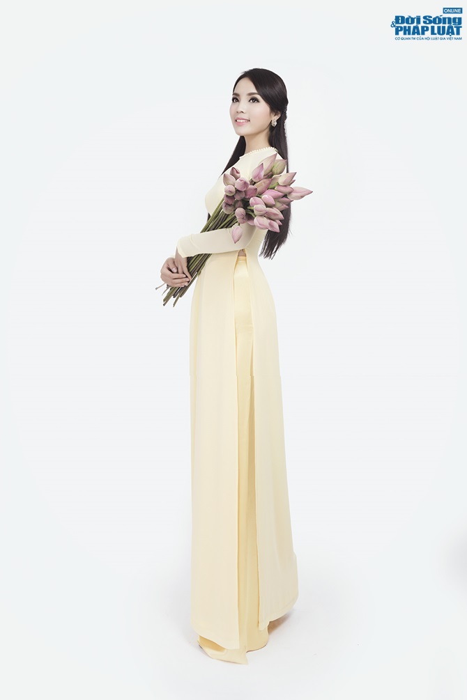 Hoa hậu Nguyễn Cao Kỳ Duyên diện áo dài e ấp bên hoa sen